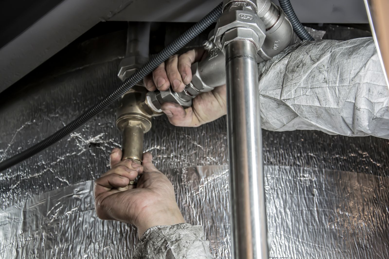 Plumber fitting metal pipework
